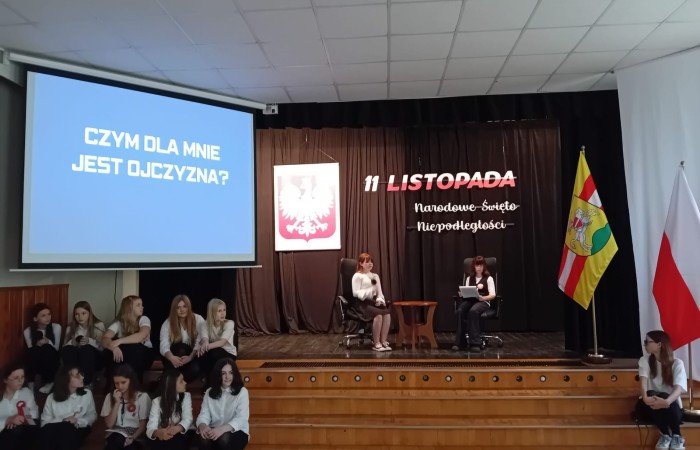Zbliża się bardzo ważny dzień dla każdego Polaka – 11 Listopada. Nasza szkoła już dziś postanowiła uczcić ten dzień - odbyła się uroczystość z okazji Narodowego Dnia Niepodległości. Był to wyjątkowy czas, podczas którego cała społeczność szkolna mogła wspólnie uczcić jedno z najważniejszych świąt państwowych w Polsce.
Głównym punktem programu był występ uczniów klas szóstych, którzy pod kierunkiem wychowawców, przygotowali wzruszające przedstawienie o tematyce patriotycznej. Młodzi artyści z wielkim zaangażowaniem zaprezentowali najważniejsze wydarzenia, przypominając wszystkim o drodze Polski do wolności oraz o bohaterach narodowych.
Uroczystość uświetnił również występ zespołu wokalnego Forte, prowadzonego przez panią Iwonę Matukiewicz. 
Ważnym momentem wydarzenia było wspólne odśpiewanie hymnu narodowego oraz innych pieśni patriotycznych. Ta chwila połączyła wszystkich uczestników w poczuciu wspólnoty i dumy z bycia Polakami.
Serdecznie dziękujemy wszystkim uczniom, nauczycielom i gościom za udział w uroczystości oraz zaangażowanie w pielęgnowanie pamięci o historii naszego kraju.
