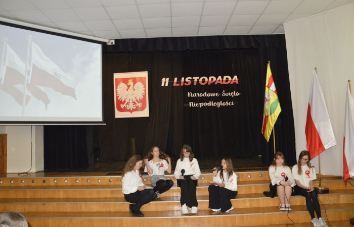 Zbliża się bardzo ważny dzień dla każdego Polaka – 11 Listopada. Nasza szkoła już dziś postanowiła uczcić ten dzień - odbyła się uroczystość z okazji Narodowego Dnia Niepodległości. Był to wyjątkowy czas, podczas którego cała społeczność szkolna mogła wspólnie uczcić jedno z najważniejszych świąt państwowych w Polsce.
Głównym punktem programu był występ uczniów klas szóstych, którzy pod kierunkiem wychowawców, przygotowali wzruszające przedstawienie o tematyce patriotycznej. Młodzi artyści z wielkim zaangażowaniem zaprezentowali najważniejsze wydarzenia, przypominając wszystkim o drodze Polski do wolności oraz o bohaterach narodowych.
Uroczystość uświetnił również występ zespołu wokalnego Forte, prowadzonego przez panią Iwonę Matukiewicz. 
Ważnym momentem wydarzenia było wspólne odśpiewanie hymnu narodowego oraz innych pieśni patriotycznych. Ta chwila połączyła wszystkich uczestników w poczuciu wspólnoty i dumy z bycia Polakami.
Serdecznie dziękujemy wszystkim uczniom, nauczycielom i gościom za udział w uroczystości oraz zaangażowanie w pielęgnowanie pamięci o historii naszego kraju.
