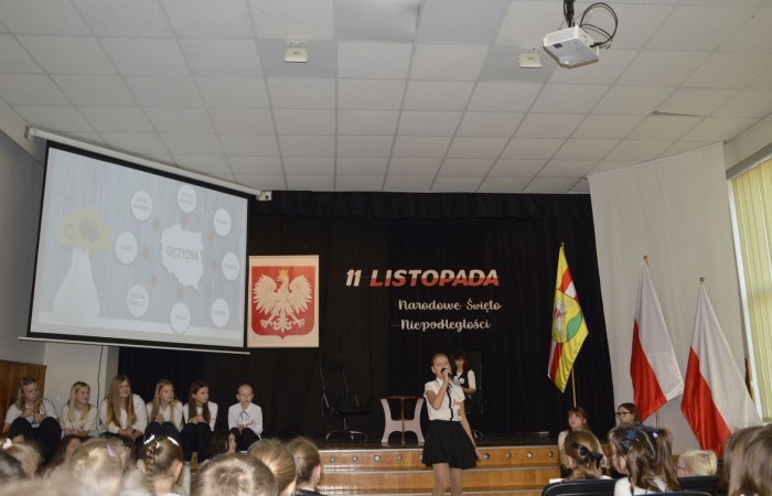 Zbliża się bardzo ważny dzień dla każdego Polaka – 11 Listopada. Nasza szkoła już dziś postanowiła uczcić ten dzień - odbyła się uroczystość z okazji Narodowego Dnia Niepodległości. Był to wyjątkowy czas, podczas którego cała społeczność szkolna mogła wspólnie uczcić jedno z najważniejszych świąt państwowych w Polsce.
Głównym punktem programu był występ uczniów klas szóstych, którzy pod kierunkiem wychowawców, przygotowali wzruszające przedstawienie o tematyce patriotycznej. Młodzi artyści z wielkim zaangażowaniem zaprezentowali najważniejsze wydarzenia, przypominając wszystkim o drodze Polski do wolności oraz o bohaterach narodowych.
Uroczystość uświetnił również występ zespołu wokalnego Forte, prowadzonego przez panią Iwonę Matukiewicz. 
Ważnym momentem wydarzenia było wspólne odśpiewanie hymnu narodowego oraz innych pieśni patriotycznych. Ta chwila połączyła wszystkich uczestników w poczuciu wspólnoty i dumy z bycia Polakami.
Serdecznie dziękujemy wszystkim uczniom, nauczycielom i gościom za udział w uroczystości oraz zaangażowanie w pielęgnowanie pamięci o historii naszego kraju.
