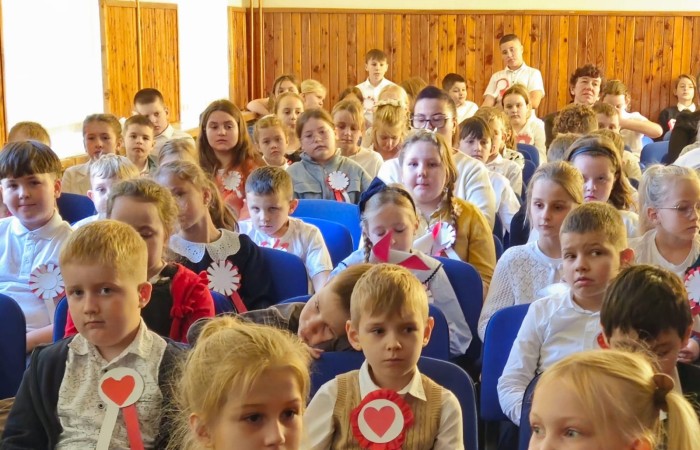 Zbliża się bardzo ważny dzień dla każdego Polaka – 11 Listopada. Nasza szkoła już dziś postanowiła uczcić ten dzień - odbyła się uroczystość z okazji Narodowego Dnia Niepodległości. Był to wyjątkowy czas, podczas którego cała społeczność szkolna mogła wspólnie uczcić jedno z najważniejszych świąt państwowych w Polsce.
Głównym punktem programu był występ uczniów klas szóstych, którzy pod kierunkiem wychowawców, przygotowali wzruszające przedstawienie o tematyce patriotycznej. Młodzi artyści z wielkim zaangażowaniem zaprezentowali najważniejsze wydarzenia, przypominając wszystkim o drodze Polski do wolności oraz o bohaterach narodowych.
Uroczystość uświetnił również występ zespołu wokalnego Forte, prowadzonego przez panią Iwonę Matukiewicz. 
Ważnym momentem wydarzenia było wspólne odśpiewanie hymnu narodowego oraz innych pieśni patriotycznych. Ta chwila połączyła wszystkich uczestników w poczuciu wspólnoty i dumy z bycia Polakami.
Serdecznie dziękujemy wszystkim uczniom, nauczycielom i gościom za udział w uroczystości oraz zaangażowanie w pielęgnowanie pamięci o historii naszego kraju.
