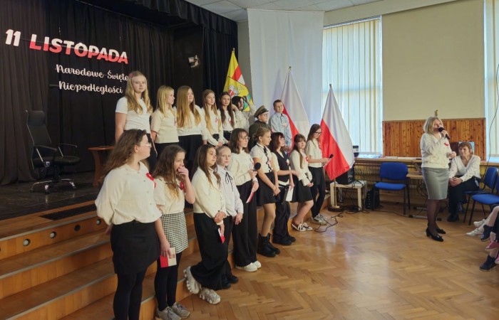 Zbliża się bardzo ważny dzień dla każdego Polaka – 11 Listopada. Nasza szkoła już dziś postanowiła uczcić ten dzień - odbyła się uroczystość z okazji Narodowego Dnia Niepodległości. Był to wyjątkowy czas, podczas którego cała społeczność szkolna mogła wspólnie uczcić jedno z najważniejszych świąt państwowych w Polsce.
Głównym punktem programu był występ uczniów klas szóstych, którzy pod kierunkiem wychowawców, przygotowali wzruszające przedstawienie o tematyce patriotycznej. Młodzi artyści z wielkim zaangażowaniem zaprezentowali najważniejsze wydarzenia, przypominając wszystkim o drodze Polski do wolności oraz o bohaterach narodowych.
Uroczystość uświetnił również występ zespołu wokalnego Forte, prowadzonego przez panią Iwonę Matukiewicz. 
Ważnym momentem wydarzenia było wspólne odśpiewanie hymnu narodowego oraz innych pieśni patriotycznych. Ta chwila połączyła wszystkich uczestników w poczuciu wspólnoty i dumy z bycia Polakami.
Serdecznie dziękujemy wszystkim uczniom, nauczycielom i gościom za udział w uroczystości oraz zaangażowanie w pielęgnowanie pamięci o historii naszego kraju.
