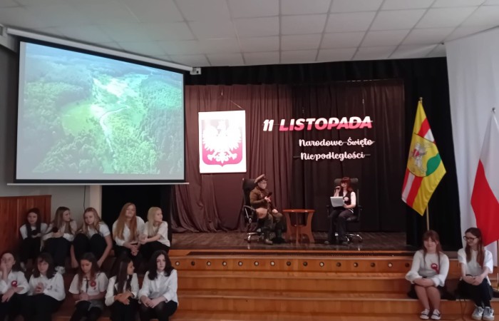 Zbliża się bardzo ważny dzień dla każdego Polaka – 11 Listopada. Nasza szkoła już dziś postanowiła uczcić ten dzień - odbyła się uroczystość z okazji Narodowego Dnia Niepodległości. Był to wyjątkowy czas, podczas którego cała społeczność szkolna mogła wspólnie uczcić jedno z najważniejszych świąt państwowych w Polsce.
Głównym punktem programu był występ uczniów klas szóstych, którzy pod kierunkiem wychowawców, przygotowali wzruszające przedstawienie o tematyce patriotycznej. Młodzi artyści z wielkim zaangażowaniem zaprezentowali najważniejsze wydarzenia, przypominając wszystkim o drodze Polski do wolności oraz o bohaterach narodowych.
Uroczystość uświetnił również występ zespołu wokalnego Forte, prowadzonego przez panią Iwonę Matukiewicz. 
Ważnym momentem wydarzenia było wspólne odśpiewanie hymnu narodowego oraz innych pieśni patriotycznych. Ta chwila połączyła wszystkich uczestników w poczuciu wspólnoty i dumy z bycia Polakami.
Serdecznie dziękujemy wszystkim uczniom, nauczycielom i gościom za udział w uroczystości oraz zaangażowanie w pielęgnowanie pamięci o historii naszego kraju.
