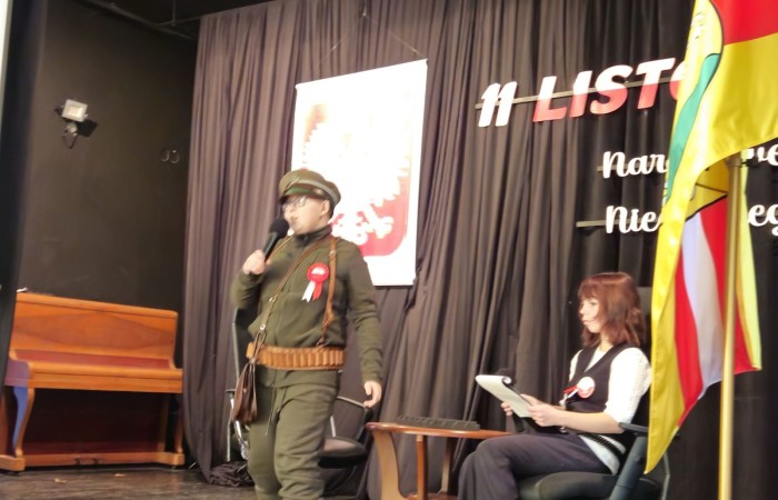 Zbliża się bardzo ważny dzień dla każdego Polaka – 11 Listopada. Nasza szkoła już dziś postanowiła uczcić ten dzień - odbyła się uroczystość z okazji Narodowego Dnia Niepodległości. Był to wyjątkowy czas, podczas którego cała społeczność szkolna mogła wspólnie uczcić jedno z najważniejszych świąt państwowych w Polsce.
Głównym punktem programu był występ uczniów klas szóstych, którzy pod kierunkiem wychowawców, przygotowali wzruszające przedstawienie o tematyce patriotycznej. Młodzi artyści z wielkim zaangażowaniem zaprezentowali najważniejsze wydarzenia, przypominając wszystkim o drodze Polski do wolności oraz o bohaterach narodowych.
Uroczystość uświetnił również występ zespołu wokalnego Forte, prowadzonego przez panią Iwonę Matukiewicz. 
Ważnym momentem wydarzenia było wspólne odśpiewanie hymnu narodowego oraz innych pieśni patriotycznych. Ta chwila połączyła wszystkich uczestników w poczuciu wspólnoty i dumy z bycia Polakami.
Serdecznie dziękujemy wszystkim uczniom, nauczycielom i gościom za udział w uroczystości oraz zaangażowanie w pielęgnowanie pamięci o historii naszego kraju.
