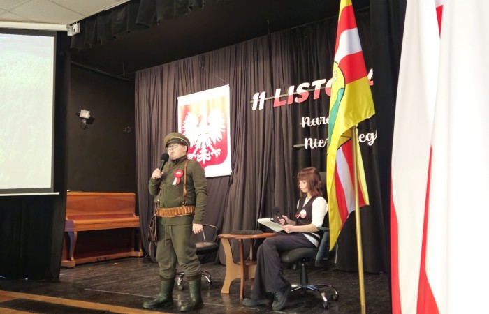 Zbliża się bardzo ważny dzień dla każdego Polaka – 11 Listopada. Nasza szkoła już dziś postanowiła uczcić ten dzień - odbyła się uroczystość z okazji Narodowego Dnia Niepodległości. Był to wyjątkowy czas, podczas którego cała społeczność szkolna mogła wspólnie uczcić jedno z najważniejszych świąt państwowych w Polsce.
Głównym punktem programu był występ uczniów klas szóstych, którzy pod kierunkiem wychowawców, przygotowali wzruszające przedstawienie o tematyce patriotycznej. Młodzi artyści z wielkim zaangażowaniem zaprezentowali najważniejsze wydarzenia, przypominając wszystkim o drodze Polski do wolności oraz o bohaterach narodowych.
Uroczystość uświetnił również występ zespołu wokalnego Forte, prowadzonego przez panią Iwonę Matukiewicz. 
Ważnym momentem wydarzenia było wspólne odśpiewanie hymnu narodowego oraz innych pieśni patriotycznych. Ta chwila połączyła wszystkich uczestników w poczuciu wspólnoty i dumy z bycia Polakami.
Serdecznie dziękujemy wszystkim uczniom, nauczycielom i gościom za udział w uroczystości oraz zaangażowanie w pielęgnowanie pamięci o historii naszego kraju.
