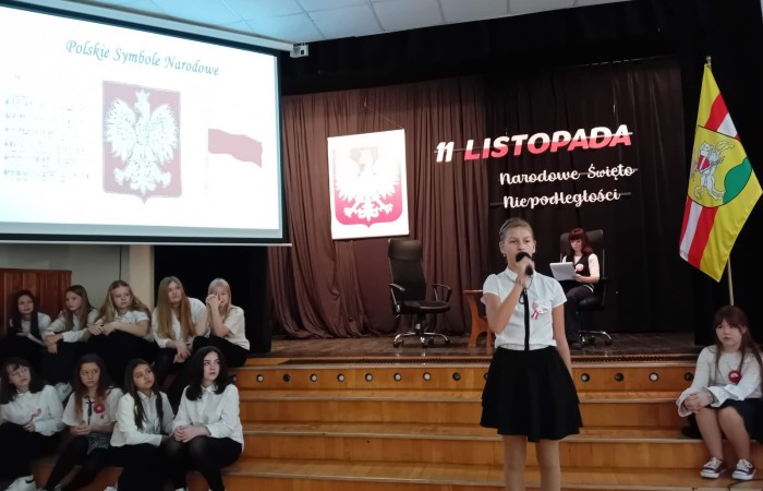 Zbliża się bardzo ważny dzień dla każdego Polaka – 11 Listopada. Nasza szkoła już dziś postanowiła uczcić ten dzień - odbyła się uroczystość z okazji Narodowego Dnia Niepodległości. Był to wyjątkowy czas, podczas którego cała społeczność szkolna mogła wspólnie uczcić jedno z najważniejszych świąt państwowych w Polsce.
Głównym punktem programu był występ uczniów klas szóstych, którzy pod kierunkiem wychowawców, przygotowali wzruszające przedstawienie o tematyce patriotycznej. Młodzi artyści z wielkim zaangażowaniem zaprezentowali najważniejsze wydarzenia, przypominając wszystkim o drodze Polski do wolności oraz o bohaterach narodowych.
Uroczystość uświetnił również występ zespołu wokalnego Forte, prowadzonego przez panią Iwonę Matukiewicz. 
Ważnym momentem wydarzenia było wspólne odśpiewanie hymnu narodowego oraz innych pieśni patriotycznych. Ta chwila połączyła wszystkich uczestników w poczuciu wspólnoty i dumy z bycia Polakami.
Serdecznie dziękujemy wszystkim uczniom, nauczycielom i gościom za udział w uroczystości oraz zaangażowanie w pielęgnowanie pamięci o historii naszego kraju.
