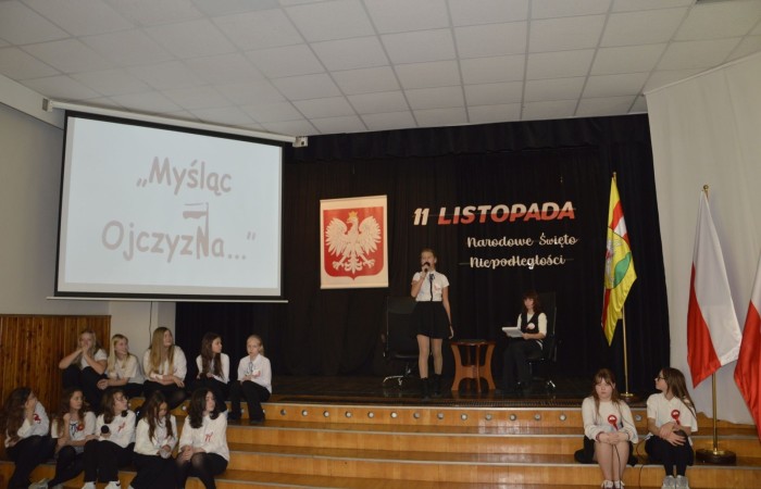 Zbliża się bardzo ważny dzień dla każdego Polaka – 11 Listopada. Nasza szkoła już dziś postanowiła uczcić ten dzień - odbyła się uroczystość z okazji Narodowego Dnia Niepodległości. Był to wyjątkowy czas, podczas którego cała społeczność szkolna mogła wspólnie uczcić jedno z najważniejszych świąt państwowych w Polsce.
Głównym punktem programu był występ uczniów klas szóstych, którzy pod kierunkiem wychowawców, przygotowali wzruszające przedstawienie o tematyce patriotycznej. Młodzi artyści z wielkim zaangażowaniem zaprezentowali najważniejsze wydarzenia, przypominając wszystkim o drodze Polski do wolności oraz o bohaterach narodowych.
Uroczystość uświetnił również występ zespołu wokalnego Forte, prowadzonego przez panią Iwonę Matukiewicz. 
Ważnym momentem wydarzenia było wspólne odśpiewanie hymnu narodowego oraz innych pieśni patriotycznych. Ta chwila połączyła wszystkich uczestników w poczuciu wspólnoty i dumy z bycia Polakami.
Serdecznie dziękujemy wszystkim uczniom, nauczycielom i gościom za udział w uroczystości oraz zaangażowanie w pielęgnowanie pamięci o historii naszego kraju.
