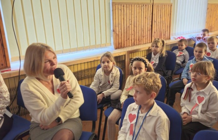 Zbliża się bardzo ważny dzień dla każdego Polaka – 11 Listopada. Nasza szkoła już dziś postanowiła uczcić ten dzień - odbyła się uroczystość z okazji Narodowego Dnia Niepodległości. Był to wyjątkowy czas, podczas którego cała społeczność szkolna mogła wspólnie uczcić jedno z najważniejszych świąt państwowych w Polsce.
Głównym punktem programu był występ uczniów klas szóstych, którzy pod kierunkiem wychowawców, przygotowali wzruszające przedstawienie o tematyce patriotycznej. Młodzi artyści z wielkim zaangażowaniem zaprezentowali najważniejsze wydarzenia, przypominając wszystkim o drodze Polski do wolności oraz o bohaterach narodowych.
Uroczystość uświetnił również występ zespołu wokalnego Forte, prowadzonego przez panią Iwonę Matukiewicz. 
Ważnym momentem wydarzenia było wspólne odśpiewanie hymnu narodowego oraz innych pieśni patriotycznych. Ta chwila połączyła wszystkich uczestników w poczuciu wspólnoty i dumy z bycia Polakami.
Serdecznie dziękujemy wszystkim uczniom, nauczycielom i gościom za udział w uroczystości oraz zaangażowanie w pielęgnowanie pamięci o historii naszego kraju.
