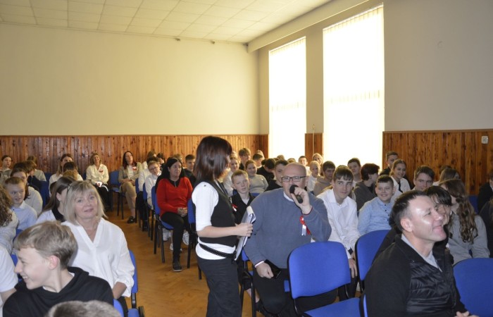 Zbliża się bardzo ważny dzień dla każdego Polaka – 11 Listopada. Nasza szkoła już dziś postanowiła uczcić ten dzień - odbyła się uroczystość z okazji Narodowego Dnia Niepodległości. Był to wyjątkowy czas, podczas którego cała społeczność szkolna mogła wspólnie uczcić jedno z najważniejszych świąt państwowych w Polsce.
Głównym punktem programu był występ uczniów klas szóstych, którzy pod kierunkiem wychowawców, przygotowali wzruszające przedstawienie o tematyce patriotycznej. Młodzi artyści z wielkim zaangażowaniem zaprezentowali najważniejsze wydarzenia, przypominając wszystkim o drodze Polski do wolności oraz o bohaterach narodowych.
Uroczystość uświetnił również występ zespołu wokalnego Forte, prowadzonego przez panią Iwonę Matukiewicz. 
Ważnym momentem wydarzenia było wspólne odśpiewanie hymnu narodowego oraz innych pieśni patriotycznych. Ta chwila połączyła wszystkich uczestników w poczuciu wspólnoty i dumy z bycia Polakami.
Serdecznie dziękujemy wszystkim uczniom, nauczycielom i gościom za udział w uroczystości oraz zaangażowanie w pielęgnowanie pamięci o historii naszego kraju.
