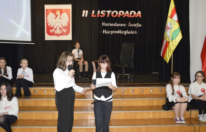 Zbliża się bardzo ważny dzień dla każdego Polaka – 11 Listopada. Nasza szkoła już dziś postanowiła uczcić ten dzień - odbyła się uroczystość z okazji Narodowego Dnia Niepodległości. Był to wyjątkowy czas, podczas którego cała społeczność szkolna mogła wspólnie uczcić jedno z najważniejszych świąt państwowych w Polsce.
Głównym punktem programu był występ uczniów klas szóstych, którzy pod kierunkiem wychowawców, przygotowali wzruszające przedstawienie o tematyce patriotycznej. Młodzi artyści z wielkim zaangażowaniem zaprezentowali najważniejsze wydarzenia, przypominając wszystkim o drodze Polski do wolności oraz o bohaterach narodowych.
Uroczystość uświetnił również występ zespołu wokalnego Forte, prowadzonego przez panią Iwonę Matukiewicz. 
Ważnym momentem wydarzenia było wspólne odśpiewanie hymnu narodowego oraz innych pieśni patriotycznych. Ta chwila połączyła wszystkich uczestników w poczuciu wspólnoty i dumy z bycia Polakami.
Serdecznie dziękujemy wszystkim uczniom, nauczycielom i gościom za udział w uroczystości oraz zaangażowanie w pielęgnowanie pamięci o historii naszego kraju.
