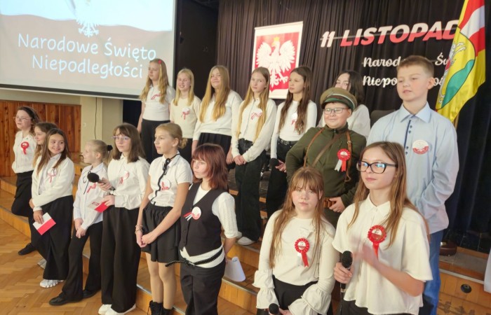 Zbliża się bardzo ważny dzień dla każdego Polaka – 11 Listopada. Nasza szkoła już dziś postanowiła uczcić ten dzień - odbyła się uroczystość z okazji Narodowego Dnia Niepodległości. Był to wyjątkowy czas, podczas którego cała społeczność szkolna mogła wspólnie uczcić jedno z najważniejszych świąt państwowych w Polsce.
Głównym punktem programu był występ uczniów klas szóstych, którzy pod kierunkiem wychowawców, przygotowali wzruszające przedstawienie o tematyce patriotycznej. Młodzi artyści z wielkim zaangażowaniem zaprezentowali najważniejsze wydarzenia, przypominając wszystkim o drodze Polski do wolności oraz o bohaterach narodowych.
Uroczystość uświetnił również występ zespołu wokalnego Forte, prowadzonego przez panią Iwonę Matukiewicz. 
Ważnym momentem wydarzenia było wspólne odśpiewanie hymnu narodowego oraz innych pieśni patriotycznych. Ta chwila połączyła wszystkich uczestników w poczuciu wspólnoty i dumy z bycia Polakami.
Serdecznie dziękujemy wszystkim uczniom, nauczycielom i gościom za udział w uroczystości oraz zaangażowanie w pielęgnowanie pamięci o historii naszego kraju.
