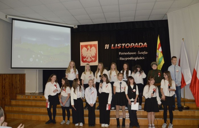 Zbliża się bardzo ważny dzień dla każdego Polaka – 11 Listopada. Nasza szkoła już dziś postanowiła uczcić ten dzień - odbyła się uroczystość z okazji Narodowego Dnia Niepodległości. Był to wyjątkowy czas, podczas którego cała społeczność szkolna mogła wspólnie uczcić jedno z najważniejszych świąt państwowych w Polsce.
Głównym punktem programu był występ uczniów klas szóstych, którzy pod kierunkiem wychowawców, przygotowali wzruszające przedstawienie o tematyce patriotycznej. Młodzi artyści z wielkim zaangażowaniem zaprezentowali najważniejsze wydarzenia, przypominając wszystkim o drodze Polski do wolności oraz o bohaterach narodowych.
Uroczystość uświetnił również występ zespołu wokalnego Forte, prowadzonego przez panią Iwonę Matukiewicz. 
Ważnym momentem wydarzenia było wspólne odśpiewanie hymnu narodowego oraz innych pieśni patriotycznych. Ta chwila połączyła wszystkich uczestników w poczuciu wspólnoty i dumy z bycia Polakami.
Serdecznie dziękujemy wszystkim uczniom, nauczycielom i gościom za udział w uroczystości oraz zaangażowanie w pielęgnowanie pamięci o historii naszego kraju.
