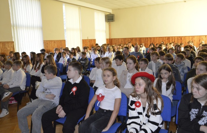 Zbliża się bardzo ważny dzień dla każdego Polaka – 11 Listopada. Nasza szkoła już dziś postanowiła uczcić ten dzień - odbyła się uroczystość z okazji Narodowego Dnia Niepodległości. Był to wyjątkowy czas, podczas którego cała społeczność szkolna mogła wspólnie uczcić jedno z najważniejszych świąt państwowych w Polsce.
Głównym punktem programu był występ uczniów klas szóstych, którzy pod kierunkiem wychowawców, przygotowali wzruszające przedstawienie o tematyce patriotycznej. Młodzi artyści z wielkim zaangażowaniem zaprezentowali najważniejsze wydarzenia, przypominając wszystkim o drodze Polski do wolności oraz o bohaterach narodowych.
Uroczystość uświetnił również występ zespołu wokalnego Forte, prowadzonego przez panią Iwonę Matukiewicz. 
Ważnym momentem wydarzenia było wspólne odśpiewanie hymnu narodowego oraz innych pieśni patriotycznych. Ta chwila połączyła wszystkich uczestników w poczuciu wspólnoty i dumy z bycia Polakami.
Serdecznie dziękujemy wszystkim uczniom, nauczycielom i gościom za udział w uroczystości oraz zaangażowanie w pielęgnowanie pamięci o historii naszego kraju.
