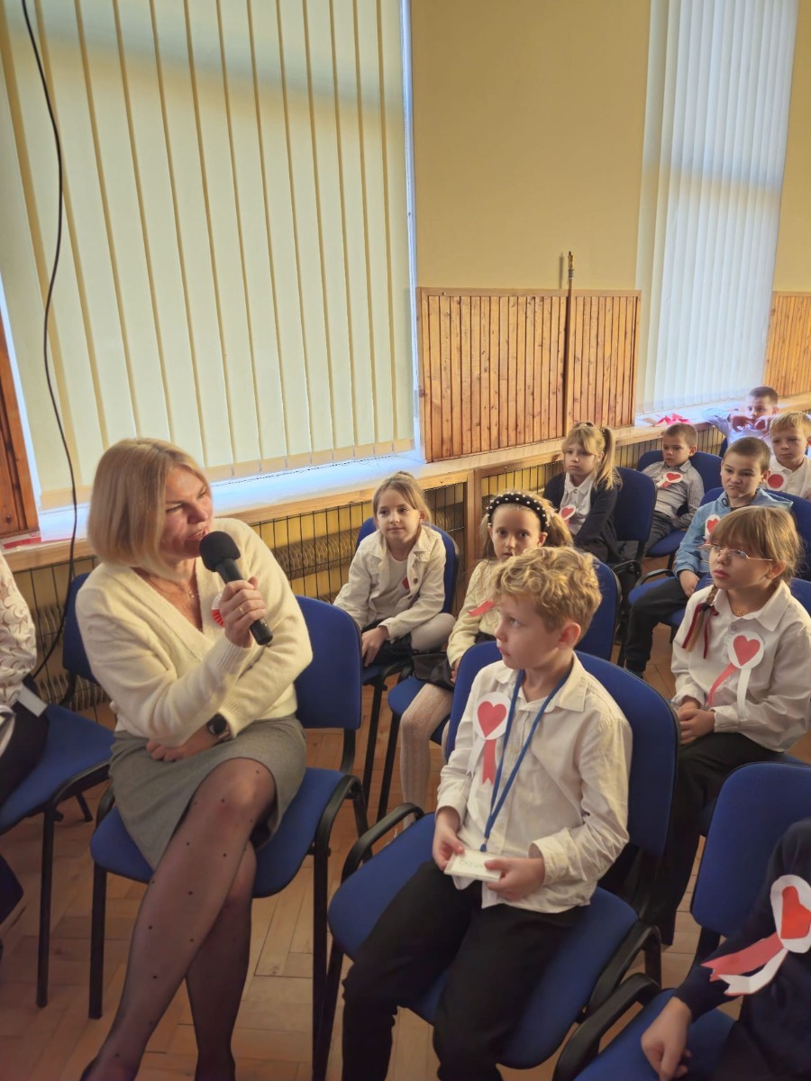 Zbliża się bardzo ważny dzień dla każdego Polaka – 11 Listopada. Nasza szkoła już dziś postanowiła uczcić ten dzień - odbyła się uroczystość z okazji Narodowego Dnia Niepodległości. Był to wyjątkowy czas, podczas którego cała społeczność szkolna mogła wspólnie uczcić jedno z najważniejszych świąt państwowych w Polsce.
Głównym punktem programu był występ uczniów klas szóstych, którzy pod kierunkiem wychowawców, przygotowali wzruszające przedstawienie o tematyce patriotycznej. Młodzi artyści z wielkim zaangażowaniem zaprezentowali najważniejsze wydarzenia, przypominając wszystkim o drodze Polski do wolności oraz o bohaterach narodowych.
Uroczystość uświetnił również występ zespołu wokalnego Forte, prowadzonego przez panią Iwonę Matukiewicz. 
Ważnym momentem wydarzenia było wspólne odśpiewanie hymnu narodowego oraz innych pieśni patriotycznych. Ta chwila połączyła wszystkich uczestników w poczuciu wspólnoty i dumy z bycia Polakami.
Serdecznie dziękujemy wszystkim uczniom, nauczycielom i gościom za udział w uroczystości oraz zaangażowanie w pielęgnowanie pamięci o historii naszego kraju.
