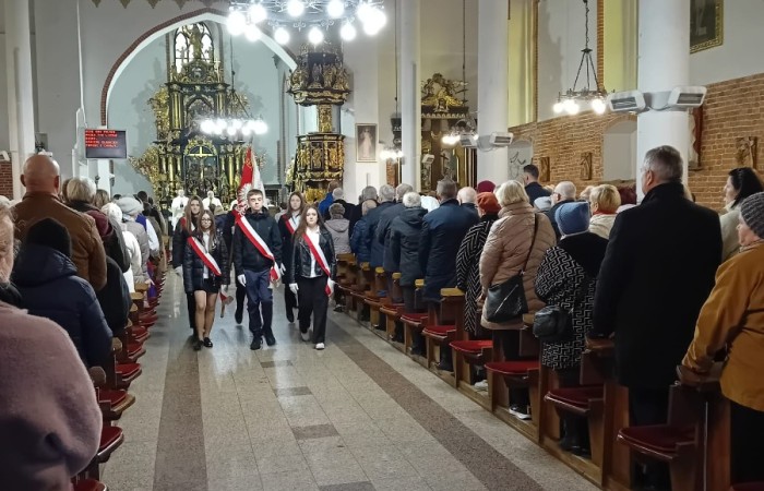 11 listopada 2025 roku, Poczet Sztandarowy naszej szkoły uczestniczył w uroczystej Mszy Świętej w intencji Ojczyzny, odprawianej w kościele św. Bartłomieja w Pasłęku. 
Była to wyjątkowa chwila, podczas której wspólnie oddaliśmy hołd wszystkim, którzy walczyli o wolność naszej Ojczyzny. Sztandar szkolny dumnie powiewał obok biało-czerwonych flag, symbolizując pamięć, jedność i patriotyzm. Uczniowie w galowych strojach, z powagą i dumą, uczestniczyli w ceremonii, reprezentując całą społeczność uczniowską. Po zakończeniu Mszy Świętej uczestnicy złożyli kwiaty i zapalili znicze przy pomniku upamiętniającym bohaterów walk o niepodległość. 
