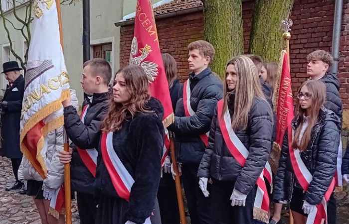 11 listopada 2025 roku, Poczet Sztandarowy naszej szkoły uczestniczył w uroczystej Mszy Świętej w intencji Ojczyzny, odprawianej w kościele św. Bartłomieja w Pasłęku. 
Była to wyjątkowa chwila, podczas której wspólnie oddaliśmy hołd wszystkim, którzy walczyli o wolność naszej Ojczyzny. Sztandar szkolny dumnie powiewał obok biało-czerwonych flag, symbolizując pamięć, jedność i patriotyzm. Uczniowie w galowych strojach, z powagą i dumą, uczestniczyli w ceremonii, reprezentując całą społeczność uczniowską. Po zakończeniu Mszy Świętej uczestnicy złożyli kwiaty i zapalili znicze przy pomniku upamiętniającym bohaterów walk o niepodległość. 
