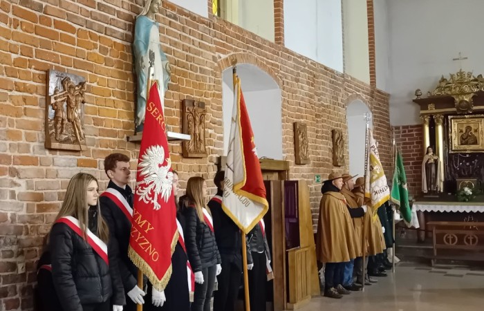 11 listopada 2025 roku, Poczet Sztandarowy naszej szkoły uczestniczył w uroczystej Mszy Świętej w intencji Ojczyzny, odprawianej w kościele św. Bartłomieja w Pasłęku. 
Była to wyjątkowa chwila, podczas której wspólnie oddaliśmy hołd wszystkim, którzy walczyli o wolność naszej Ojczyzny. Sztandar szkolny dumnie powiewał obok biało-czerwonych flag, symbolizując pamięć, jedność i patriotyzm. Uczniowie w galowych strojach, z powagą i dumą, uczestniczyli w ceremonii, reprezentując całą społeczność uczniowską. Po zakończeniu Mszy Świętej uczestnicy złożyli kwiaty i zapalili znicze przy pomniku upamiętniającym bohaterów walk o niepodległość. 
