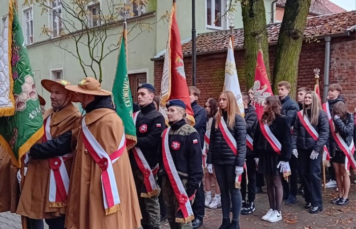 11 listopada 2025 roku, Poczet Sztandarowy naszej szkoły uczestniczył w uroczystej Mszy Świętej w intencji Ojczyzny, odprawianej w kościele św. Bartłomieja w Pasłęku. 
Była to wyjątkowa chwila, podczas której wspólnie oddaliśmy hołd wszystkim, którzy walczyli o wolność naszej Ojczyzny. Sztandar szkolny dumnie powiewał obok biało-czerwonych flag, symbolizując pamięć, jedność i patriotyzm. Uczniowie w galowych strojach, z powagą i dumą, uczestniczyli w ceremonii, reprezentując całą społeczność uczniowską. Po zakończeniu Mszy Świętej uczestnicy złożyli kwiaty i zapalili znicze przy pomniku upamiętniającym bohaterów walk o niepodległość. 
