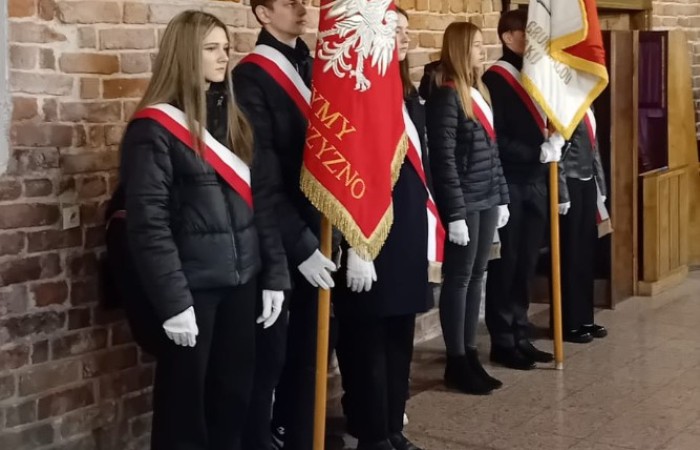 11 listopada 2025 roku, Poczet Sztandarowy naszej szkoły uczestniczył w uroczystej Mszy Świętej w intencji Ojczyzny, odprawianej w kościele św. Bartłomieja w Pasłęku. 
Była to wyjątkowa chwila, podczas której wspólnie oddaliśmy hołd wszystkim, którzy walczyli o wolność naszej Ojczyzny. Sztandar szkolny dumnie powiewał obok biało-czerwonych flag, symbolizując pamięć, jedność i patriotyzm. Uczniowie w galowych strojach, z powagą i dumą, uczestniczyli w ceremonii, reprezentując całą społeczność uczniowską. Po zakończeniu Mszy Świętej uczestnicy złożyli kwiaty i zapalili znicze przy pomniku upamiętniającym bohaterów walk o niepodległość. 
