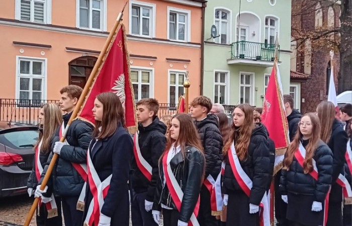 11 listopada 2025 roku, Poczet Sztandarowy naszej szkoły uczestniczył w uroczystej Mszy Świętej w intencji Ojczyzny, odprawianej w kościele św. Bartłomieja w Pasłęku. 
Była to wyjątkowa chwila, podczas której wspólnie oddaliśmy hołd wszystkim, którzy walczyli o wolność naszej Ojczyzny. Sztandar szkolny dumnie powiewał obok biało-czerwonych flag, symbolizując pamięć, jedność i patriotyzm. Uczniowie w galowych strojach, z powagą i dumą, uczestniczyli w ceremonii, reprezentując całą społeczność uczniowską. Po zakończeniu Mszy Świętej uczestnicy złożyli kwiaty i zapalili znicze przy pomniku upamiętniającym bohaterów walk o niepodległość. 
