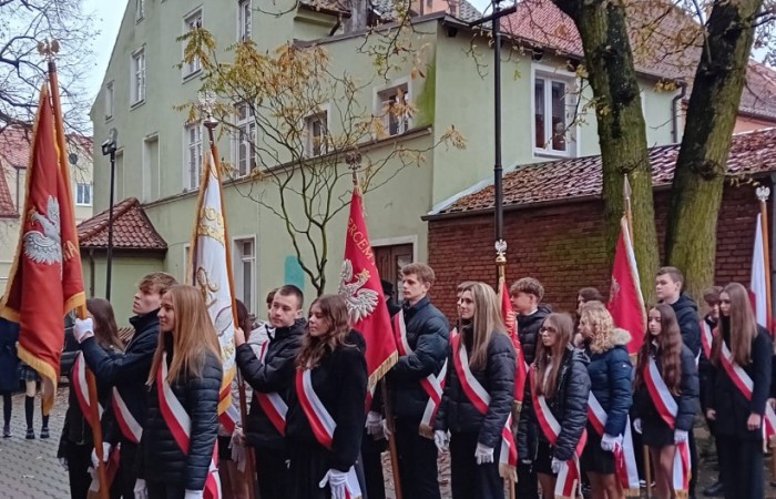 11 listopada 2025 roku, Poczet Sztandarowy naszej szkoły uczestniczył w uroczystej Mszy Świętej w intencji Ojczyzny, odprawianej w kościele św. Bartłomieja w Pasłęku. 
Była to wyjątkowa chwila, podczas której wspólnie oddaliśmy hołd wszystkim, którzy walczyli o wolność naszej Ojczyzny. Sztandar szkolny dumnie powiewał obok biało-czerwonych flag, symbolizując pamięć, jedność i patriotyzm. Uczniowie w galowych strojach, z powagą i dumą, uczestniczyli w ceremonii, reprezentując całą społeczność uczniowską. Po zakończeniu Mszy Świętej uczestnicy złożyli kwiaty i zapalili znicze przy pomniku upamiętniającym bohaterów walk o niepodległość. 
