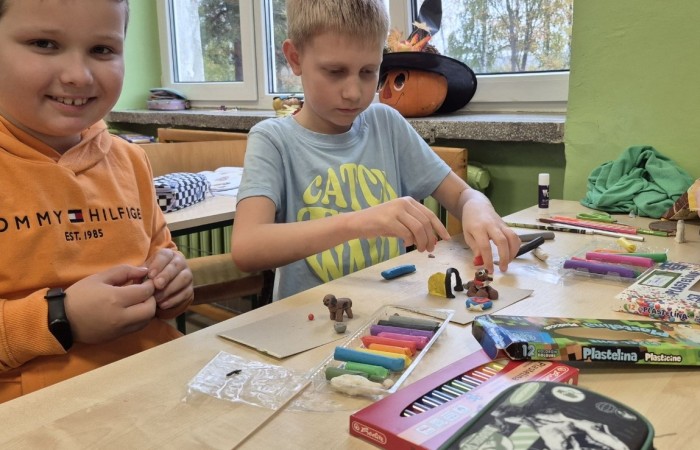 Z okazji Dnia Kundelka w naszej placówce odbyła się zbiórka karmy dla potrzebujących czworonogów. Dzięki ogromnemu zaangażowaniu dzieci i wsparciu rodziców udało się zebrać imponującą ilość darów, które trafiły do pobliskiego schroniska.

Z tej okazji dzieci z wielkim entuzjazmem przygotowały również piękne prace plastyczne inspirowane psimi przyjaciółmi. Ich wystawa ozdobiła sale i korytarze, wprowadzając wszystkich w radosny, psi klimat.

Serdecznie dziękujemy wszystkim darczyńcom za otwarte serca, życzliwość i wspólne świętowanie tego wyjątkowego dnia.