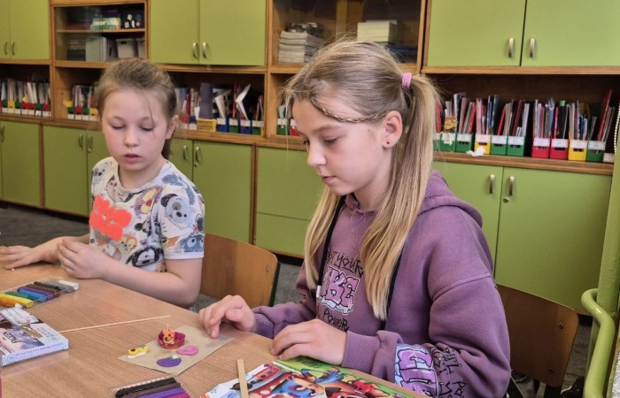 Z okazji Dnia Kundelka w naszej placówce odbyła się zbiórka karmy dla potrzebujących czworonogów. Dzięki ogromnemu zaangażowaniu dzieci i wsparciu rodziców udało się zebrać imponującą ilość darów, które trafiły do pobliskiego schroniska.

Z tej okazji dzieci z wielkim entuzjazmem przygotowały również piękne prace plastyczne inspirowane psimi przyjaciółmi. Ich wystawa ozdobiła sale i korytarze, wprowadzając wszystkich w radosny, psi klimat.

Serdecznie dziękujemy wszystkim darczyńcom za otwarte serca, życzliwość i wspólne świętowanie tego wyjątkowego dnia.