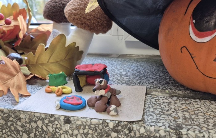 Z okazji Dnia Kundelka w naszej placówce odbyła się zbiórka karmy dla potrzebujących czworonogów. Dzięki ogromnemu zaangażowaniu dzieci i wsparciu rodziców udało się zebrać imponującą ilość darów, które trafiły do pobliskiego schroniska.

Z tej okazji dzieci z wielkim entuzjazmem przygotowały również piękne prace plastyczne inspirowane psimi przyjaciółmi. Ich wystawa ozdobiła sale i korytarze, wprowadzając wszystkich w radosny, psi klimat.

Serdecznie dziękujemy wszystkim darczyńcom za otwarte serca, życzliwość i wspólne świętowanie tego wyjątkowego dnia.