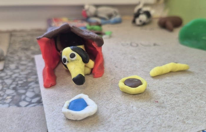 Z okazji Dnia Kundelka w naszej placówce odbyła się zbiórka karmy dla potrzebujących czworonogów. Dzięki ogromnemu zaangażowaniu dzieci i wsparciu rodziców udało się zebrać imponującą ilość darów, które trafiły do pobliskiego schroniska.

Z tej okazji dzieci z wielkim entuzjazmem przygotowały również piękne prace plastyczne inspirowane psimi przyjaciółmi. Ich wystawa ozdobiła sale i korytarze, wprowadzając wszystkich w radosny, psi klimat.

Serdecznie dziękujemy wszystkim darczyńcom za otwarte serca, życzliwość i wspólne świętowanie tego wyjątkowego dnia.