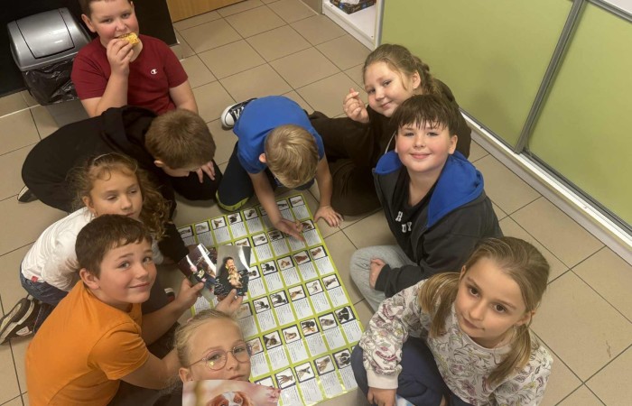 Z okazji Dnia Kundelka w naszej placówce odbyła się zbiórka karmy dla potrzebujących czworonogów. Dzięki ogromnemu zaangażowaniu dzieci i wsparciu rodziców udało się zebrać imponującą ilość darów, które trafiły do pobliskiego schroniska.

Z tej okazji dzieci z wielkim entuzjazmem przygotowały również piękne prace plastyczne inspirowane psimi przyjaciółmi. Ich wystawa ozdobiła sale i korytarze, wprowadzając wszystkich w radosny, psi klimat.

Serdecznie dziękujemy wszystkim darczyńcom za otwarte serca, życzliwość i wspólne świętowanie tego wyjątkowego dnia.