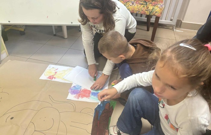 Z okazji Dnia Kundelka w naszej placówce odbyła się zbiórka karmy dla potrzebujących czworonogów. Dzięki ogromnemu zaangażowaniu dzieci i wsparciu rodziców udało się zebrać imponującą ilość darów, które trafiły do pobliskiego schroniska.

Z tej okazji dzieci z wielkim entuzjazmem przygotowały również piękne prace plastyczne inspirowane psimi przyjaciółmi. Ich wystawa ozdobiła sale i korytarze, wprowadzając wszystkich w radosny, psi klimat.

Serdecznie dziękujemy wszystkim darczyńcom za otwarte serca, życzliwość i wspólne świętowanie tego wyjątkowego dnia.