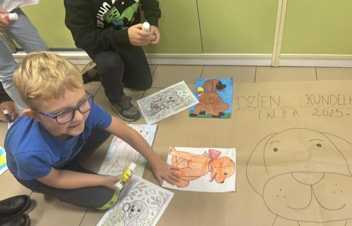 Z okazji Dnia Kundelka w naszej placówce odbyła się zbiórka karmy dla potrzebujących czworonogów. Dzięki ogromnemu zaangażowaniu dzieci i wsparciu rodziców udało się zebrać imponującą ilość darów, które trafiły do pobliskiego schroniska.

Z tej okazji dzieci z wielkim entuzjazmem przygotowały również piękne prace plastyczne inspirowane psimi przyjaciółmi. Ich wystawa ozdobiła sale i korytarze, wprowadzając wszystkich w radosny, psi klimat.

Serdecznie dziękujemy wszystkim darczyńcom za otwarte serca, życzliwość i wspólne świętowanie tego wyjątkowego dnia.
