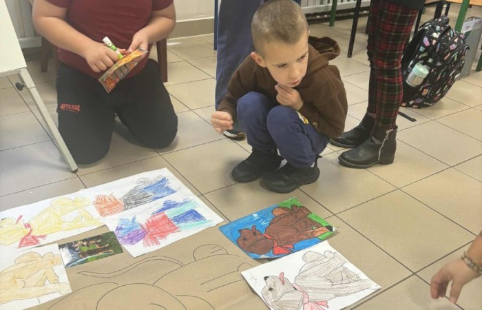 Z okazji Dnia Kundelka w naszej placówce odbyła się zbiórka karmy dla potrzebujących czworonogów. Dzięki ogromnemu zaangażowaniu dzieci i wsparciu rodziców udało się zebrać imponującą ilość darów, które trafiły do pobliskiego schroniska.

Z tej okazji dzieci z wielkim entuzjazmem przygotowały również piękne prace plastyczne inspirowane psimi przyjaciółmi. Ich wystawa ozdobiła sale i korytarze, wprowadzając wszystkich w radosny, psi klimat.

Serdecznie dziękujemy wszystkim darczyńcom za otwarte serca, życzliwość i wspólne świętowanie tego wyjątkowego dnia.