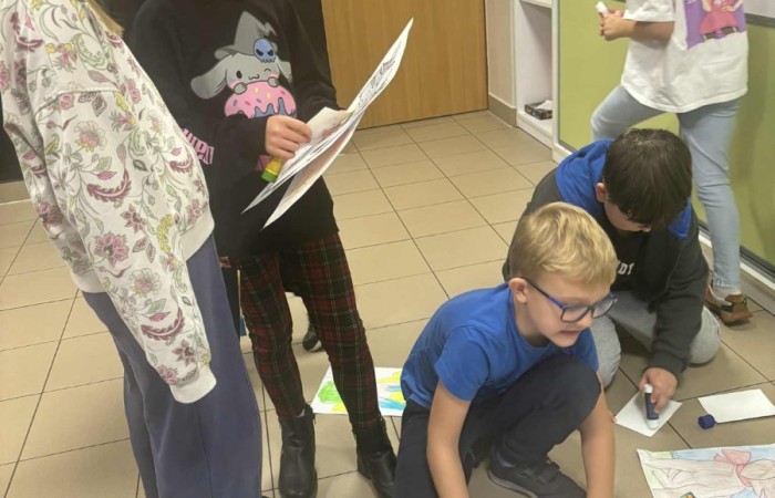 Z okazji Dnia Kundelka w naszej placówce odbyła się zbiórka karmy dla potrzebujących czworonogów. Dzięki ogromnemu zaangażowaniu dzieci i wsparciu rodziców udało się zebrać imponującą ilość darów, które trafiły do pobliskiego schroniska.

Z tej okazji dzieci z wielkim entuzjazmem przygotowały również piękne prace plastyczne inspirowane psimi przyjaciółmi. Ich wystawa ozdobiła sale i korytarze, wprowadzając wszystkich w radosny, psi klimat.

Serdecznie dziękujemy wszystkim darczyńcom za otwarte serca, życzliwość i wspólne świętowanie tego wyjątkowego dnia.