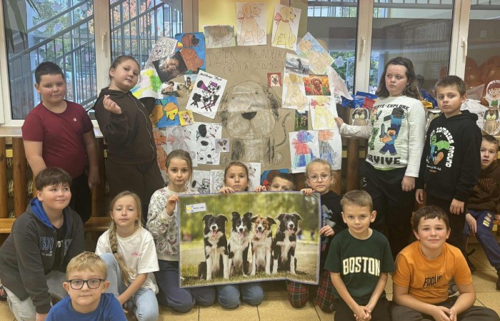 Z okazji Dnia Kundelka w naszej placówce odbyła się zbiórka karmy dla potrzebujących czworonogów. Dzięki ogromnemu zaangażowaniu dzieci i wsparciu rodziców udało się zebrać imponującą ilość darów, które trafiły do pobliskiego schroniska.

Z tej okazji dzieci z wielkim entuzjazmem przygotowały również piękne prace plastyczne inspirowane psimi przyjaciółmi. Ich wystawa ozdobiła sale i korytarze, wprowadzając wszystkich w radosny, psi klimat.

Serdecznie dziękujemy wszystkim darczyńcom za otwarte serca, życzliwość i wspólne świętowanie tego wyjątkowego dnia.