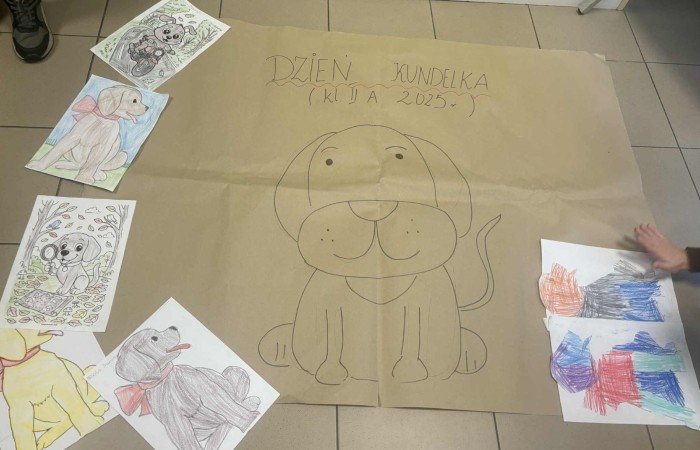 Z okazji Dnia Kundelka w naszej placówce odbyła się zbiórka karmy dla potrzebujących czworonogów. Dzięki ogromnemu zaangażowaniu dzieci i wsparciu rodziców udało się zebrać imponującą ilość darów, które trafiły do pobliskiego schroniska.

Z tej okazji dzieci z wielkim entuzjazmem przygotowały również piękne prace plastyczne inspirowane psimi przyjaciółmi. Ich wystawa ozdobiła sale i korytarze, wprowadzając wszystkich w radosny, psi klimat.

Serdecznie dziękujemy wszystkim darczyńcom za otwarte serca, życzliwość i wspólne świętowanie tego wyjątkowego dnia.