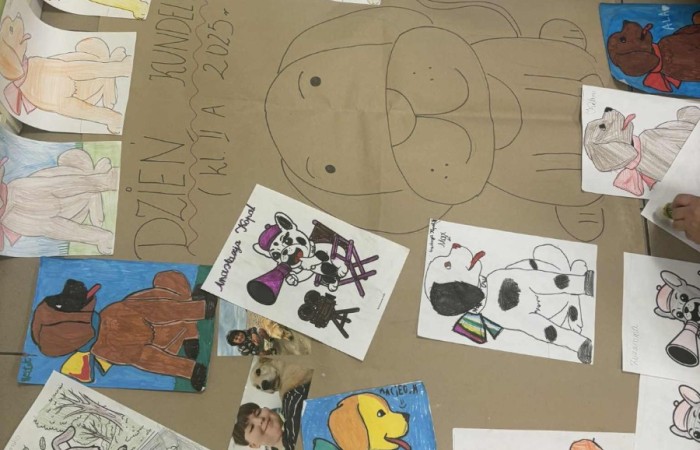 Z okazji Dnia Kundelka w naszej placówce odbyła się zbiórka karmy dla potrzebujących czworonogów. Dzięki ogromnemu zaangażowaniu dzieci i wsparciu rodziców udało się zebrać imponującą ilość darów, które trafiły do pobliskiego schroniska.

Z tej okazji dzieci z wielkim entuzjazmem przygotowały również piękne prace plastyczne inspirowane psimi przyjaciółmi. Ich wystawa ozdobiła sale i korytarze, wprowadzając wszystkich w radosny, psi klimat.

Serdecznie dziękujemy wszystkim darczyńcom za otwarte serca, życzliwość i wspólne świętowanie tego wyjątkowego dnia.