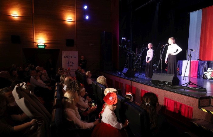 Nasza szkoła uczestniczyła 11 listopada w występie artystycznym w sali widowiskowo-kinowej Pasłęckiego Centrum Kultury i Artystycznego z okazji Dnia Niepodległości. Na scenie zaprezentowały się uczennice z klasy 3a Zofia Misiułajtis i Magda Brzozowska z piosenką 