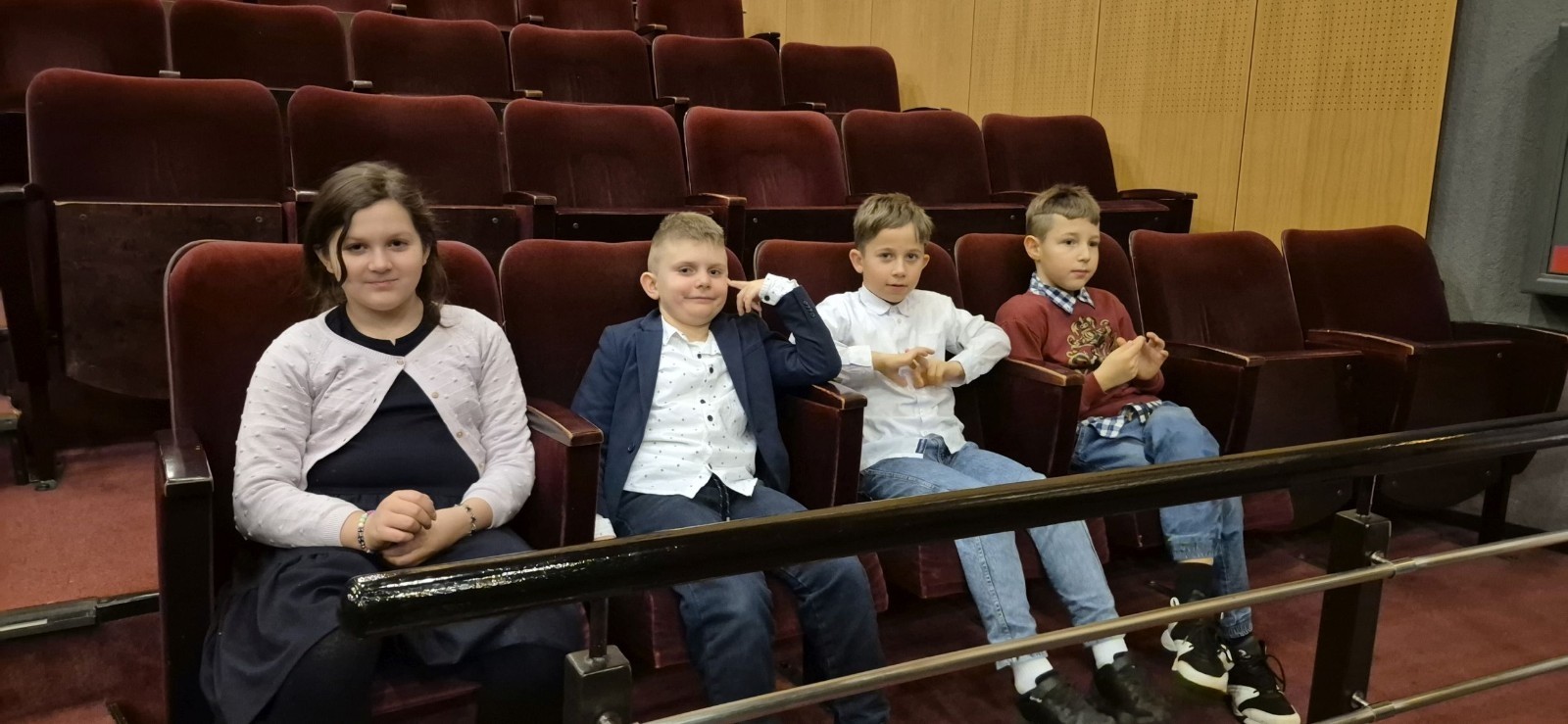 Uczniowie klas trzecich mieli dziś okazję uczestniczyć w wyjątkowym wydarzeniu artystycznym – odwiedzili Teatr im. Aleksandra Sewruka w Elblągu, gdzie obejrzeli spektakl „Dzieci z Bullerbyn”, przygotowany na podstawie uwielbianej przez kolejne pokolenia książki Astrid Lindgren.

Przedstawienie okazało się prawdziwą ucztą teatralną zarówno dla młodych widzów, jak i towarzyszących im nauczycieli. Twórcy spektaklu zadbali o to, by każda scena tętniła energią i kolorami. Na scenie pojawiło się wiele zabawnych historii i wzruszających momentów, które doskonale oddawały klimat klasycznej opowieści o przygodach dzieci z małej, szwedzkiej wioski.

W pamięci uczniów szczególnie zapisał się dynamiczny, pełen pozytywnej energii utwór muzyczny towarzyszący bohaterkom podczas powrotu z zakupów. Jego rytmiczna melodia wywołała szerokie uśmiechy na widowni i – jak przewidujemy – już wkrótce może stać się nieoficjalnym hitem szkolnych przerw.

Wizyta w teatrze była nie tylko okazją do świetnej zabawy, lecz także szansą na kontakt z kulturą w jej najpiękniejszym wydaniu. Uczniowie mogli zobaczyć, jak niezwykła potrafi być magia sceny i jak wiele emocji może przynieść profesjonalnie przygotowany spektakl. Dzisiejszy dzień z pewnością na długo pozostanie w pamięci naszych uczniów jako inspirujące spotkanie ze sztuką.