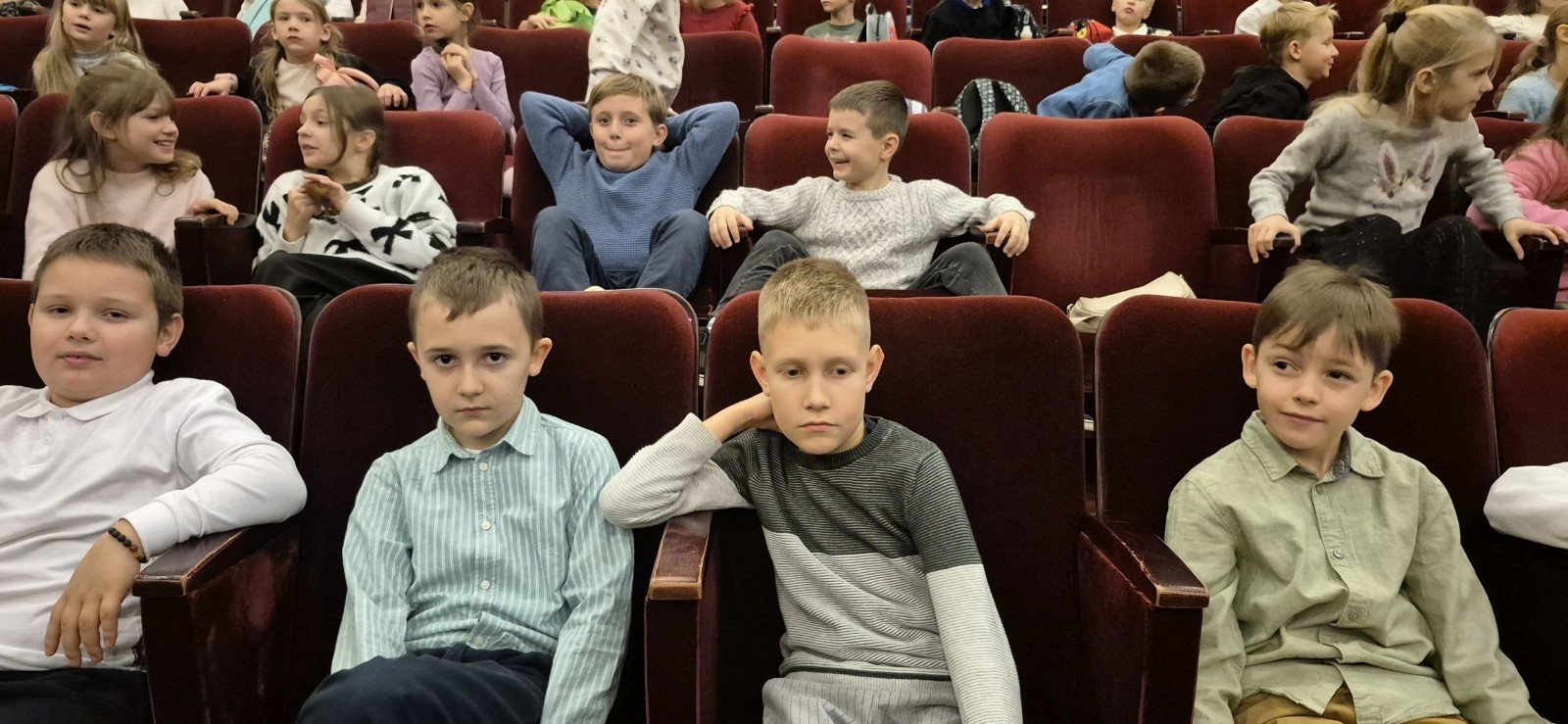Uczniowie klas trzecich mieli dziś okazję uczestniczyć w wyjątkowym wydarzeniu artystycznym – odwiedzili Teatr im. Aleksandra Sewruka w Elblągu, gdzie obejrzeli spektakl „Dzieci z Bullerbyn”, przygotowany na podstawie uwielbianej przez kolejne pokolenia książki Astrid Lindgren.

Przedstawienie okazało się prawdziwą ucztą teatralną zarówno dla młodych widzów, jak i towarzyszących im nauczycieli. Twórcy spektaklu zadbali o to, by każda scena tętniła energią i kolorami. Na scenie pojawiło się wiele zabawnych historii i wzruszających momentów, które doskonale oddawały klimat klasycznej opowieści o przygodach dzieci z małej, szwedzkiej wioski.

W pamięci uczniów szczególnie zapisał się dynamiczny, pełen pozytywnej energii utwór muzyczny towarzyszący bohaterkom podczas powrotu z zakupów. Jego rytmiczna melodia wywołała szerokie uśmiechy na widowni i – jak przewidujemy – już wkrótce może stać się nieoficjalnym hitem szkolnych przerw.

Wizyta w teatrze była nie tylko okazją do świetnej zabawy, lecz także szansą na kontakt z kulturą w jej najpiękniejszym wydaniu. Uczniowie mogli zobaczyć, jak niezwykła potrafi być magia sceny i jak wiele emocji może przynieść profesjonalnie przygotowany spektakl. Dzisiejszy dzień z pewnością na długo pozostanie w pamięci naszych uczniów jako inspirujące spotkanie ze sztuką.