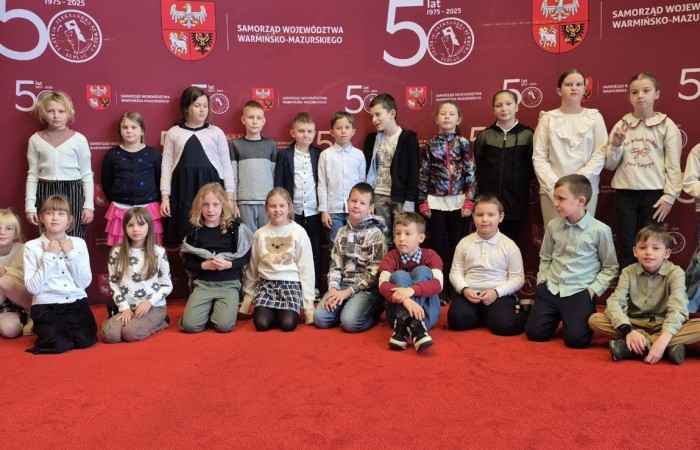 Uczniowie klas trzecich mieli dziś okazję uczestniczyć w wyjątkowym wydarzeniu artystycznym – odwiedzili Teatr im. Aleksandra Sewruka w Elblągu, gdzie obejrzeli spektakl „Dzieci z Bullerbyn”, przygotowany na podstawie uwielbianej przez kolejne pokolenia książki Astrid Lindgren.

Przedstawienie okazało się prawdziwą ucztą teatralną zarówno dla młodych widzów, jak i towarzyszących im nauczycieli. Twórcy spektaklu zadbali o to, by każda scena tętniła energią i kolorami. Na scenie pojawiło się wiele zabawnych historii i wzruszających momentów, które doskonale oddawały klimat klasycznej opowieści o przygodach dzieci z małej, szwedzkiej wioski.

W pamięci uczniów szczególnie zapisał się dynamiczny, pełen pozytywnej energii utwór muzyczny towarzyszący bohaterkom podczas powrotu z zakupów. Jego rytmiczna melodia wywołała szerokie uśmiechy na widowni i – jak przewidujemy – już wkrótce może stać się nieoficjalnym hitem szkolnych przerw.

Wizyta w teatrze była nie tylko okazją do świetnej zabawy, lecz także szansą na kontakt z kulturą w jej najpiękniejszym wydaniu. Uczniowie mogli zobaczyć, jak niezwykła potrafi być magia sceny i jak wiele emocji może przynieść profesjonalnie przygotowany spektakl. Dzisiejszy dzień z pewnością na długo pozostanie w pamięci naszych uczniów jako inspirujące spotkanie ze sztuką.