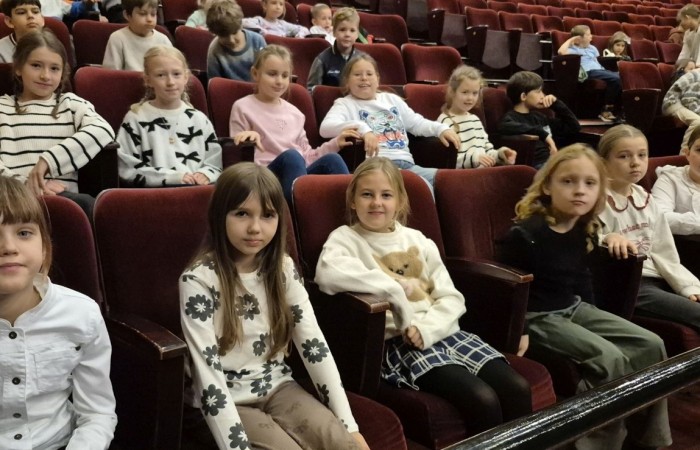 Uczniowie klas trzecich mieli dziś okazję uczestniczyć w wyjątkowym wydarzeniu artystycznym – odwiedzili Teatr im. Aleksandra Sewruka w Elblągu, gdzie obejrzeli spektakl „Dzieci z Bullerbyn”, przygotowany na podstawie uwielbianej przez kolejne pokolenia książki Astrid Lindgren.

Przedstawienie okazało się prawdziwą ucztą teatralną zarówno dla młodych widzów, jak i towarzyszących im nauczycieli. Twórcy spektaklu zadbali o to, by każda scena tętniła energią i kolorami. Na scenie pojawiło się wiele zabawnych historii i wzruszających momentów, które doskonale oddawały klimat klasycznej opowieści o przygodach dzieci z małej, szwedzkiej wioski.

W pamięci uczniów szczególnie zapisał się dynamiczny, pełen pozytywnej energii utwór muzyczny towarzyszący bohaterkom podczas powrotu z zakupów. Jego rytmiczna melodia wywołała szerokie uśmiechy na widowni i – jak przewidujemy – już wkrótce może stać się nieoficjalnym hitem szkolnych przerw.

Wizyta w teatrze była nie tylko okazją do świetnej zabawy, lecz także szansą na kontakt z kulturą w jej najpiękniejszym wydaniu. Uczniowie mogli zobaczyć, jak niezwykła potrafi być magia sceny i jak wiele emocji może przynieść profesjonalnie przygotowany spektakl. Dzisiejszy dzień z pewnością na długo pozostanie w pamięci naszych uczniów jako inspirujące spotkanie ze sztuką.
