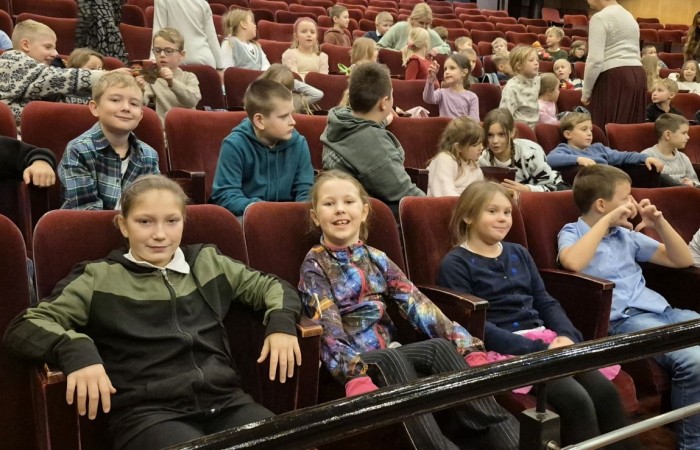 Uczniowie klas trzecich mieli dziś okazję uczestniczyć w wyjątkowym wydarzeniu artystycznym – odwiedzili Teatr im. Aleksandra Sewruka w Elblągu, gdzie obejrzeli spektakl „Dzieci z Bullerbyn”, przygotowany na podstawie uwielbianej przez kolejne pokolenia książki Astrid Lindgren.

Przedstawienie okazało się prawdziwą ucztą teatralną zarówno dla młodych widzów, jak i towarzyszących im nauczycieli. Twórcy spektaklu zadbali o to, by każda scena tętniła energią i kolorami. Na scenie pojawiło się wiele zabawnych historii i wzruszających momentów, które doskonale oddawały klimat klasycznej opowieści o przygodach dzieci z małej, szwedzkiej wioski.

W pamięci uczniów szczególnie zapisał się dynamiczny, pełen pozytywnej energii utwór muzyczny towarzyszący bohaterkom podczas powrotu z zakupów. Jego rytmiczna melodia wywołała szerokie uśmiechy na widowni i – jak przewidujemy – już wkrótce może stać się nieoficjalnym hitem szkolnych przerw.

Wizyta w teatrze była nie tylko okazją do świetnej zabawy, lecz także szansą na kontakt z kulturą w jej najpiękniejszym wydaniu. Uczniowie mogli zobaczyć, jak niezwykła potrafi być magia sceny i jak wiele emocji może przynieść profesjonalnie przygotowany spektakl. Dzisiejszy dzień z pewnością na długo pozostanie w pamięci naszych uczniów jako inspirujące spotkanie ze sztuką.
