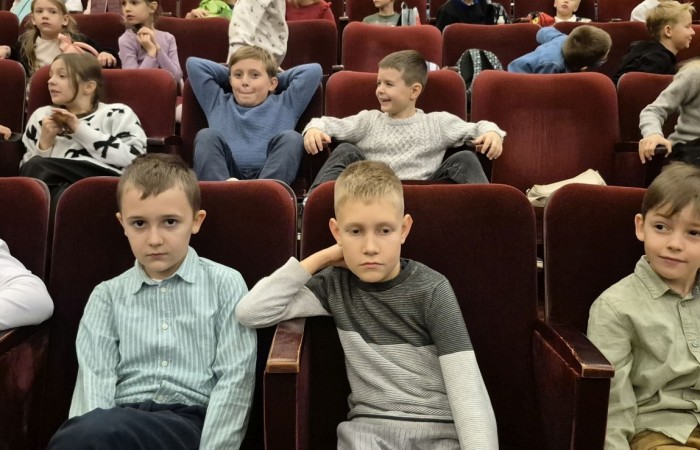 Uczniowie klas trzecich mieli dziś okazję uczestniczyć w wyjątkowym wydarzeniu artystycznym – odwiedzili Teatr im. Aleksandra Sewruka w Elblągu, gdzie obejrzeli spektakl „Dzieci z Bullerbyn”, przygotowany na podstawie uwielbianej przez kolejne pokolenia książki Astrid Lindgren.

Przedstawienie okazało się prawdziwą ucztą teatralną zarówno dla młodych widzów, jak i towarzyszących im nauczycieli. Twórcy spektaklu zadbali o to, by każda scena tętniła energią i kolorami. Na scenie pojawiło się wiele zabawnych historii i wzruszających momentów, które doskonale oddawały klimat klasycznej opowieści o przygodach dzieci z małej, szwedzkiej wioski.

W pamięci uczniów szczególnie zapisał się dynamiczny, pełen pozytywnej energii utwór muzyczny towarzyszący bohaterkom podczas powrotu z zakupów. Jego rytmiczna melodia wywołała szerokie uśmiechy na widowni i – jak przewidujemy – już wkrótce może stać się nieoficjalnym hitem szkolnych przerw.

Wizyta w teatrze była nie tylko okazją do świetnej zabawy, lecz także szansą na kontakt z kulturą w jej najpiękniejszym wydaniu. Uczniowie mogli zobaczyć, jak niezwykła potrafi być magia sceny i jak wiele emocji może przynieść profesjonalnie przygotowany spektakl. Dzisiejszy dzień z pewnością na długo pozostanie w pamięci naszych uczniów jako inspirujące spotkanie ze sztuką.