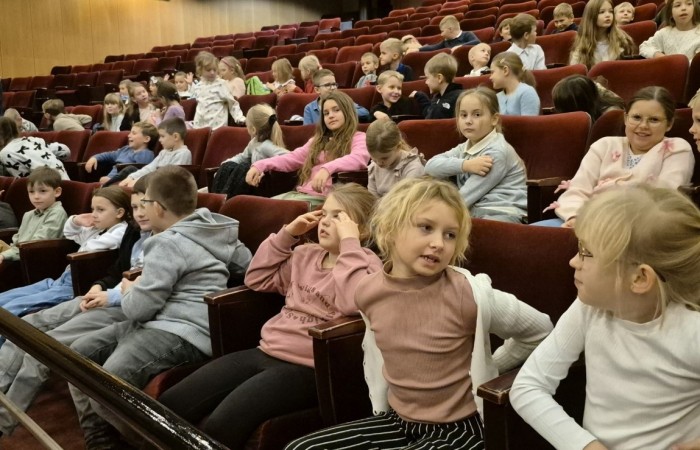 Uczniowie klas trzecich mieli dziś okazję uczestniczyć w wyjątkowym wydarzeniu artystycznym – odwiedzili Teatr im. Aleksandra Sewruka w Elblągu, gdzie obejrzeli spektakl „Dzieci z Bullerbyn”, przygotowany na podstawie uwielbianej przez kolejne pokolenia książki Astrid Lindgren.

Przedstawienie okazało się prawdziwą ucztą teatralną zarówno dla młodych widzów, jak i towarzyszących im nauczycieli. Twórcy spektaklu zadbali o to, by każda scena tętniła energią i kolorami. Na scenie pojawiło się wiele zabawnych historii i wzruszających momentów, które doskonale oddawały klimat klasycznej opowieści o przygodach dzieci z małej, szwedzkiej wioski.

W pamięci uczniów szczególnie zapisał się dynamiczny, pełen pozytywnej energii utwór muzyczny towarzyszący bohaterkom podczas powrotu z zakupów. Jego rytmiczna melodia wywołała szerokie uśmiechy na widowni i – jak przewidujemy – już wkrótce może stać się nieoficjalnym hitem szkolnych przerw.

Wizyta w teatrze była nie tylko okazją do świetnej zabawy, lecz także szansą na kontakt z kulturą w jej najpiękniejszym wydaniu. Uczniowie mogli zobaczyć, jak niezwykła potrafi być magia sceny i jak wiele emocji może przynieść profesjonalnie przygotowany spektakl. Dzisiejszy dzień z pewnością na długo pozostanie w pamięci naszych uczniów jako inspirujące spotkanie ze sztuką.