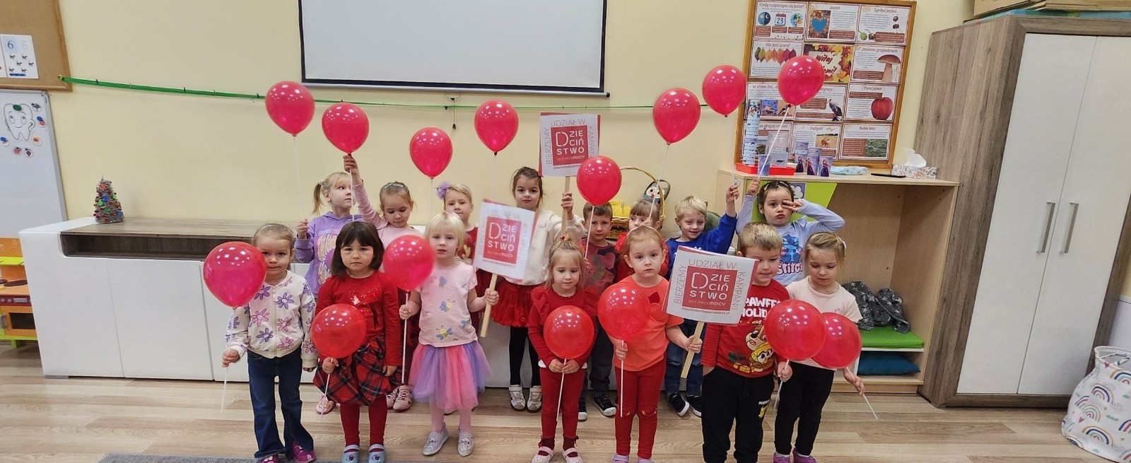 W środę 17.11.2025 nasza szkoła zorganizowała wyjątkowe wydarzenie, które było zaczątkiem podsumowania kampanii „Dzieciństwo bez Przemocy”. Dzień rozpoczął się od radosnego marszu, w którym dzieci grup przedszkolnych z wychowawczyniami oraz uczniowie wraz z nauczycielami przeszli ulicami naszego miasta. Podczas tego wydarzenia dzieci rozdawały mieszkańcom kolorowe maskotki, promując ideę bezpiecznego i szczęśliwego dzieciństwa.
Ważnym punktem dnia było spotkanie w Urzędzie Miasta z panią burmistrz, która serdecznie przyjęła naszych reprezentantów. Rozmowy dotyczyły dalszych działań na rzecz dzieci oraz wspierania inicjatyw mających na celu eliminację przemocy wśród najmłodszych.
