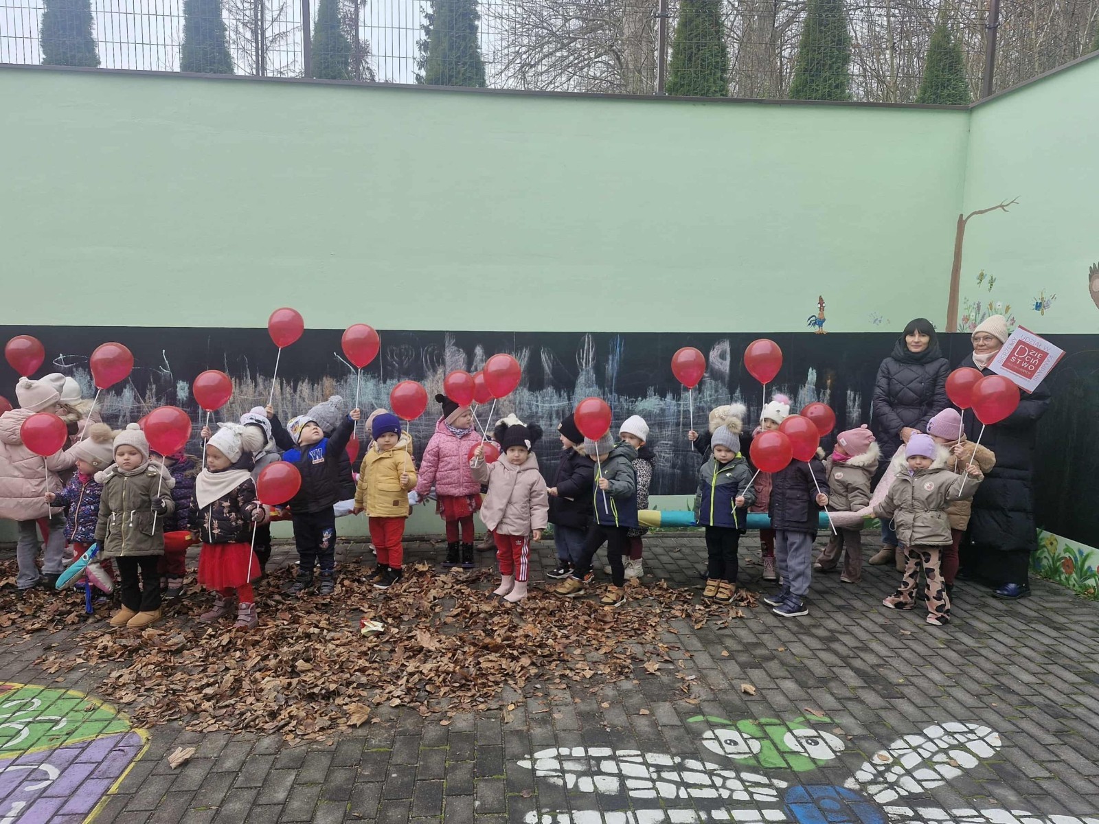 W środę 17.11.2025 nasza szkoła zorganizowała wyjątkowe wydarzenie, które było zaczątkiem podsumowania kampanii „Dzieciństwo bez Przemocy”. Dzień rozpoczął się od radosnego marszu, w którym dzieci grup przedszkolnych z wychowawczyniami oraz uczniowie wraz z nauczycielami przeszli ulicami naszego miasta. Podczas tego wydarzenia dzieci rozdawały mieszkańcom kolorowe maskotki, promując ideę bezpiecznego i szczęśliwego dzieciństwa.
Ważnym punktem dnia było spotkanie w Urzędzie Miasta z panią burmistrz, która serdecznie przyjęła naszych reprezentantów. Rozmowy dotyczyły dalszych działań na rzecz dzieci oraz wspierania inicjatyw mających na celu eliminację przemocy wśród najmłodszych.