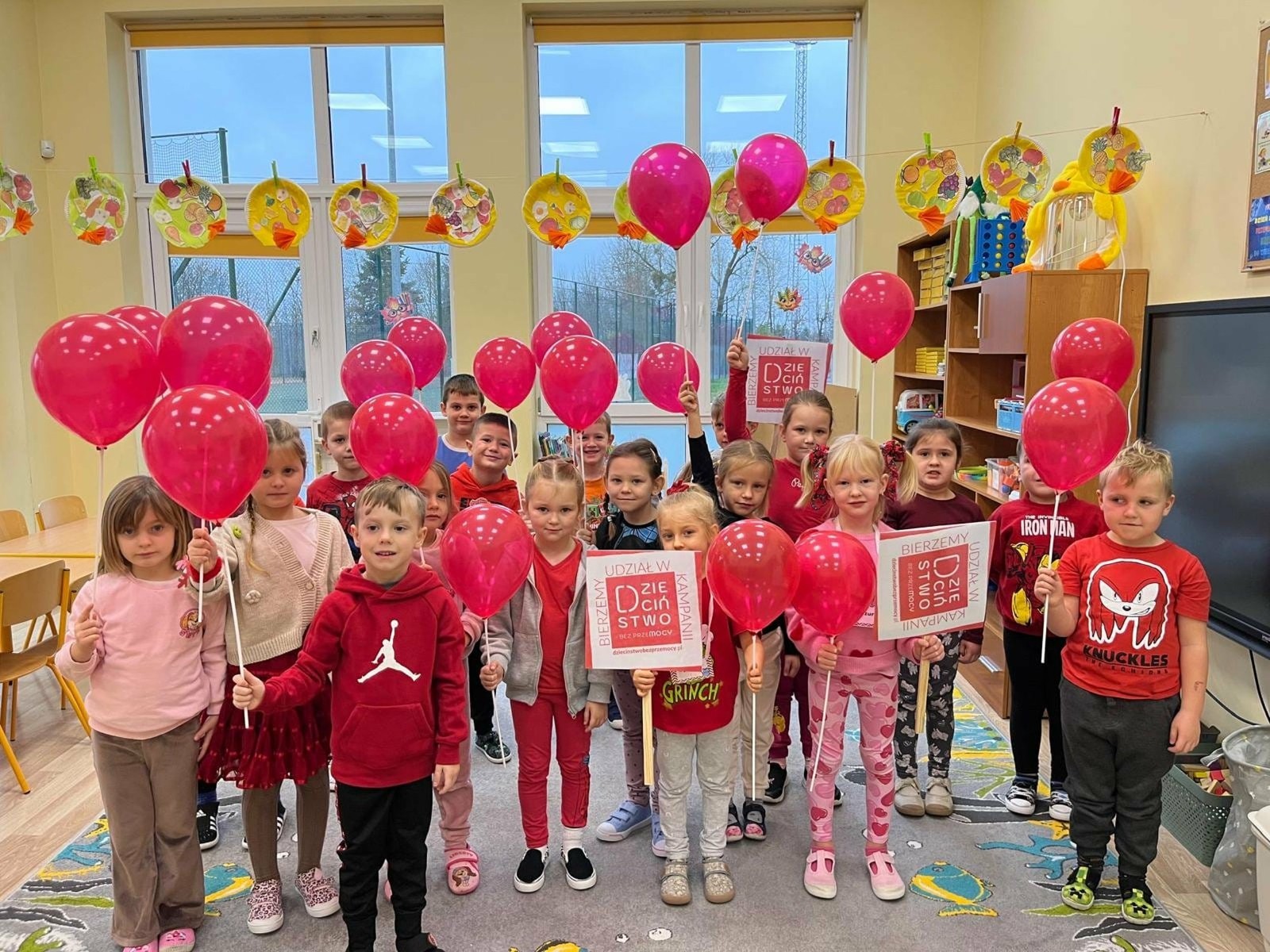 W środę 17.11.2025 nasza szkoła zorganizowała wyjątkowe wydarzenie, które było zaczątkiem podsumowania kampanii „Dzieciństwo bez Przemocy”. Dzień rozpoczął się od radosnego marszu, w którym dzieci grup przedszkolnych z wychowawczyniami oraz uczniowie wraz z nauczycielami przeszli ulicami naszego miasta. Podczas tego wydarzenia dzieci rozdawały mieszkańcom kolorowe maskotki, promując ideę bezpiecznego i szczęśliwego dzieciństwa.
Ważnym punktem dnia było spotkanie w Urzędzie Miasta z panią burmistrz, która serdecznie przyjęła naszych reprezentantów. Rozmowy dotyczyły dalszych działań na rzecz dzieci oraz wspierania inicjatyw mających na celu eliminację przemocy wśród najmłodszych.
