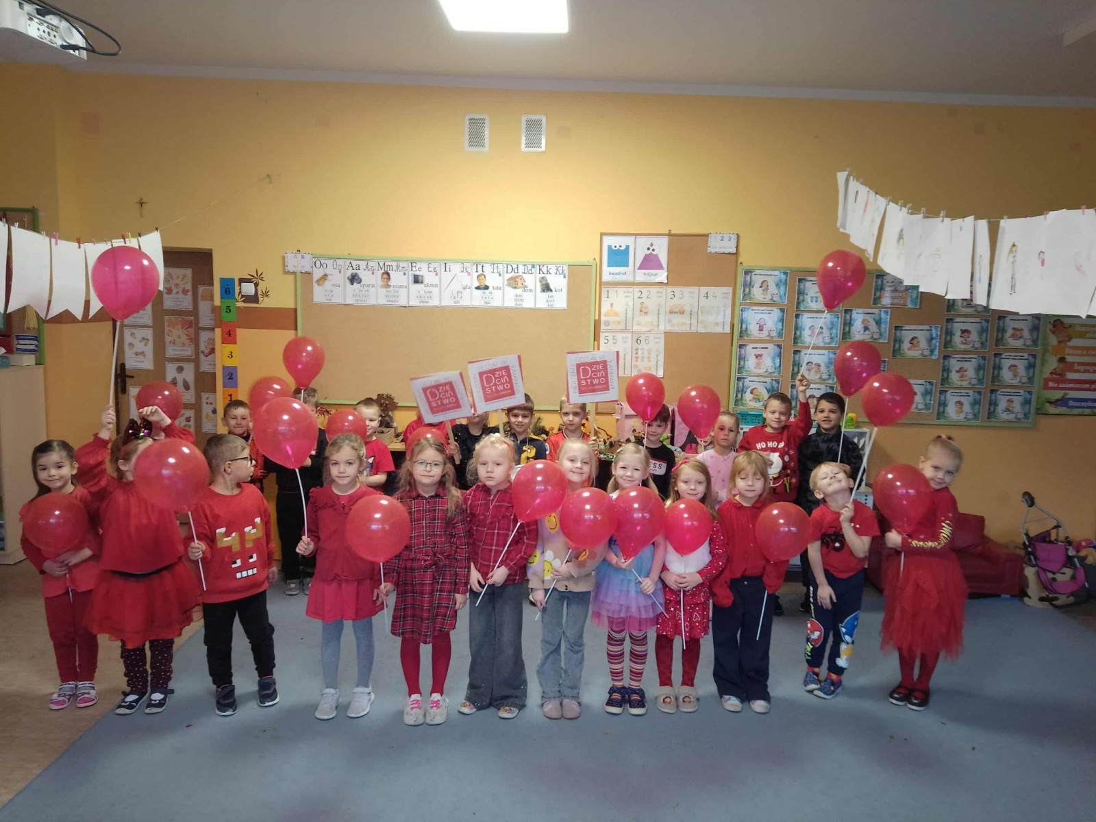 W środę 17.11.2025 nasza szkoła zorganizowała wyjątkowe wydarzenie, które było zaczątkiem podsumowania kampanii „Dzieciństwo bez Przemocy”. Dzień rozpoczął się od radosnego marszu, w którym dzieci grup przedszkolnych z wychowawczyniami oraz uczniowie wraz z nauczycielami przeszli ulicami naszego miasta. Podczas tego wydarzenia dzieci rozdawały mieszkańcom kolorowe maskotki, promując ideę bezpiecznego i szczęśliwego dzieciństwa.
Ważnym punktem dnia było spotkanie w Urzędzie Miasta z panią burmistrz, która serdecznie przyjęła naszych reprezentantów. Rozmowy dotyczyły dalszych działań na rzecz dzieci oraz wspierania inicjatyw mających na celu eliminację przemocy wśród najmłodszych.