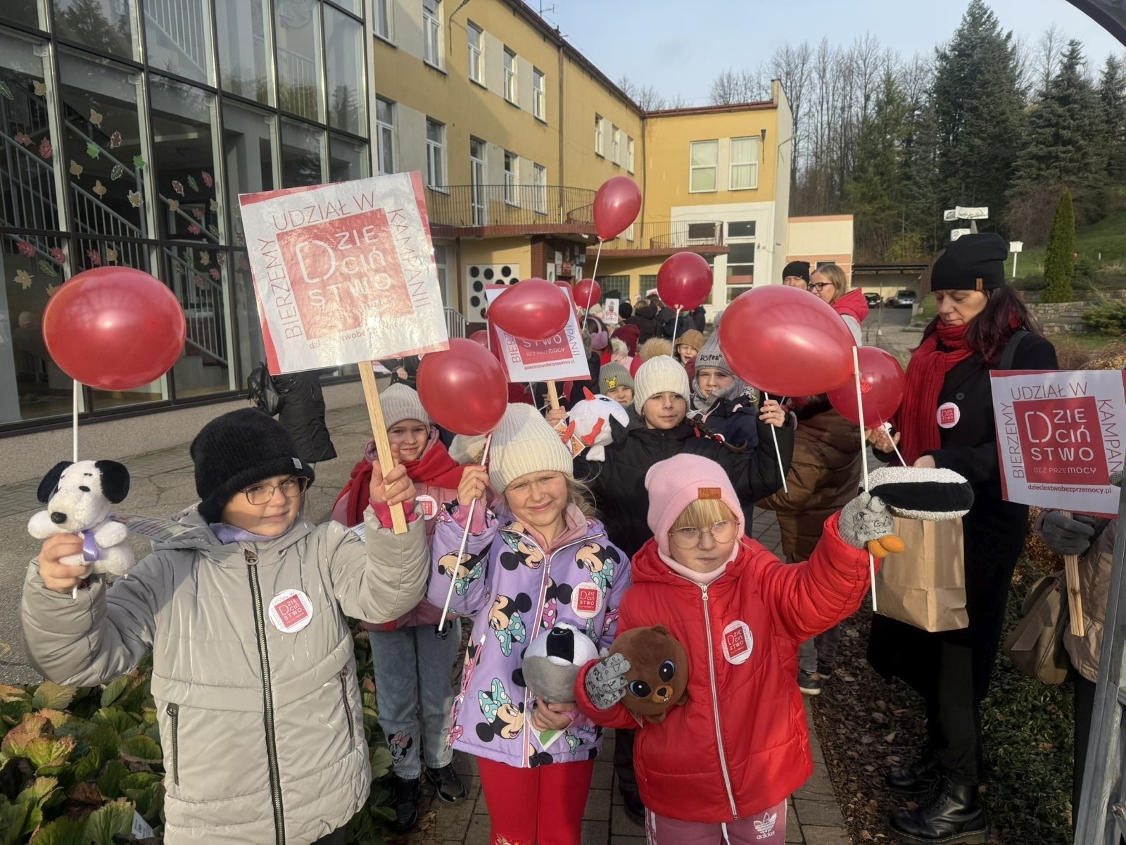 W środę 17.11.2025 nasza szkoła zorganizowała wyjątkowe wydarzenie, które było zaczątkiem podsumowania kampanii „Dzieciństwo bez Przemocy”. Dzień rozpoczął się od radosnego marszu, w którym dzieci grup przedszkolnych z wychowawczyniami oraz uczniowie wraz z nauczycielami przeszli ulicami naszego miasta. Podczas tego wydarzenia dzieci rozdawały mieszkańcom kolorowe maskotki, promując ideę bezpiecznego i szczęśliwego dzieciństwa.
Ważnym punktem dnia było spotkanie w Urzędzie Miasta z panią burmistrz, która serdecznie przyjęła naszych reprezentantów. Rozmowy dotyczyły dalszych działań na rzecz dzieci oraz wspierania inicjatyw mających na celu eliminację przemocy wśród najmłodszych.