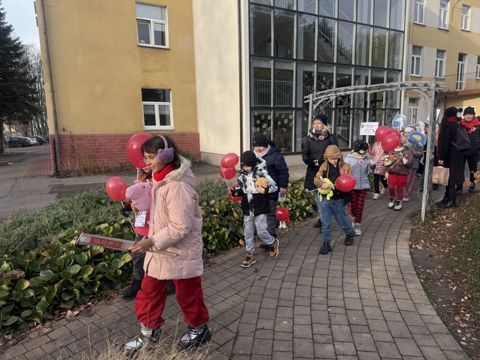 W środę 17.11.2025 nasza szkoła zorganizowała wyjątkowe wydarzenie, które było zaczątkiem podsumowania kampanii „Dzieciństwo bez Przemocy”. Dzień rozpoczął się od radosnego marszu, w którym dzieci grup przedszkolnych z wychowawczyniami oraz uczniowie wraz z nauczycielami przeszli ulicami naszego miasta. Podczas tego wydarzenia dzieci rozdawały mieszkańcom kolorowe maskotki, promując ideę bezpiecznego i szczęśliwego dzieciństwa.
Ważnym punktem dnia było spotkanie w Urzędzie Miasta z panią burmistrz, która serdecznie przyjęła naszych reprezentantów. Rozmowy dotyczyły dalszych działań na rzecz dzieci oraz wspierania inicjatyw mających na celu eliminację przemocy wśród najmłodszych.